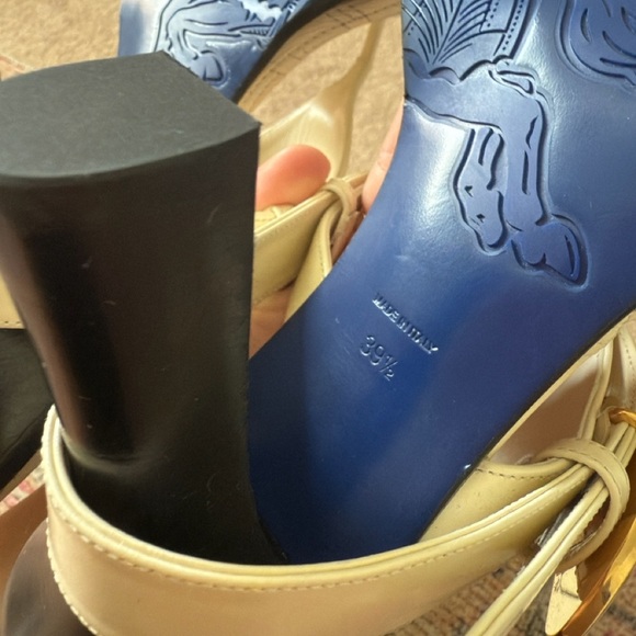 BURBERRY Light Beige Leather Bay Sandals - Picture 12 of 14